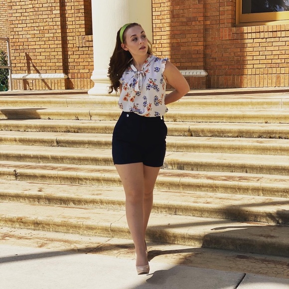 Meet your Posher, Elizabeth - Picture 2 of 6